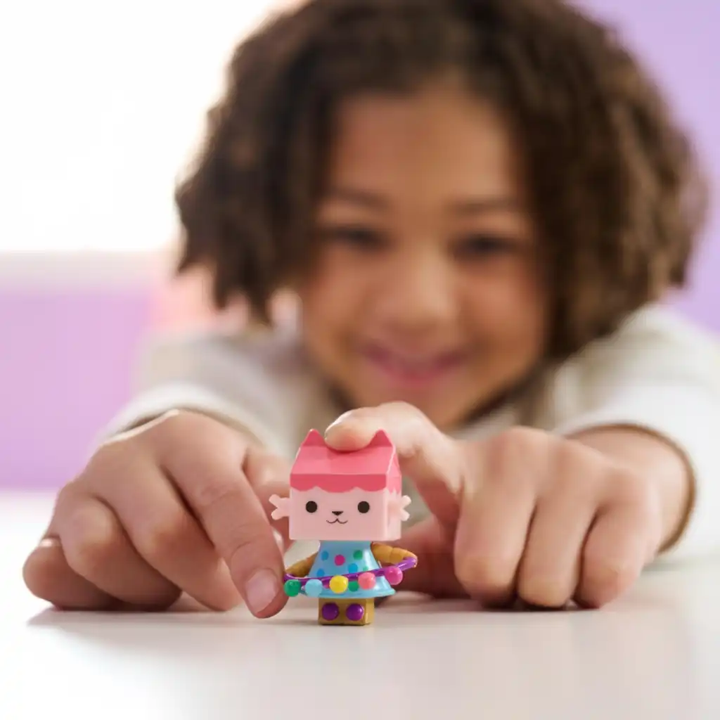 Improve children's dexterity with the set's fun mechanical features.