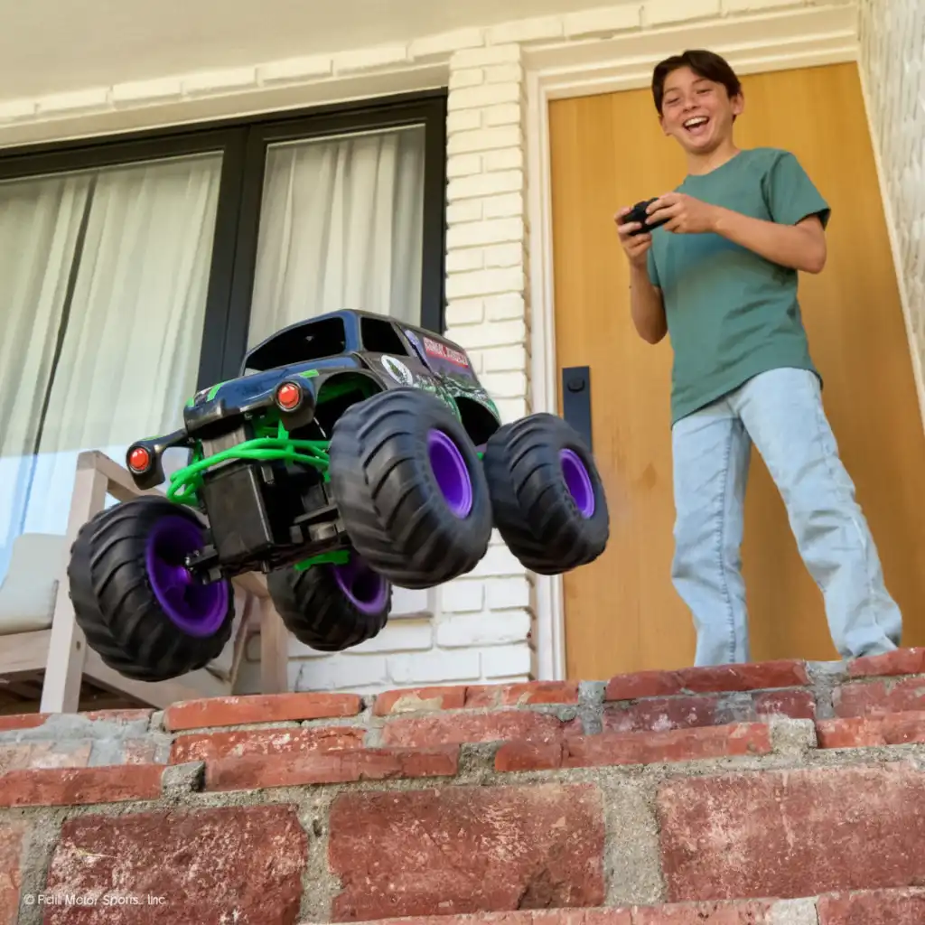 Create your own Monster Jam arena full of obstacles!