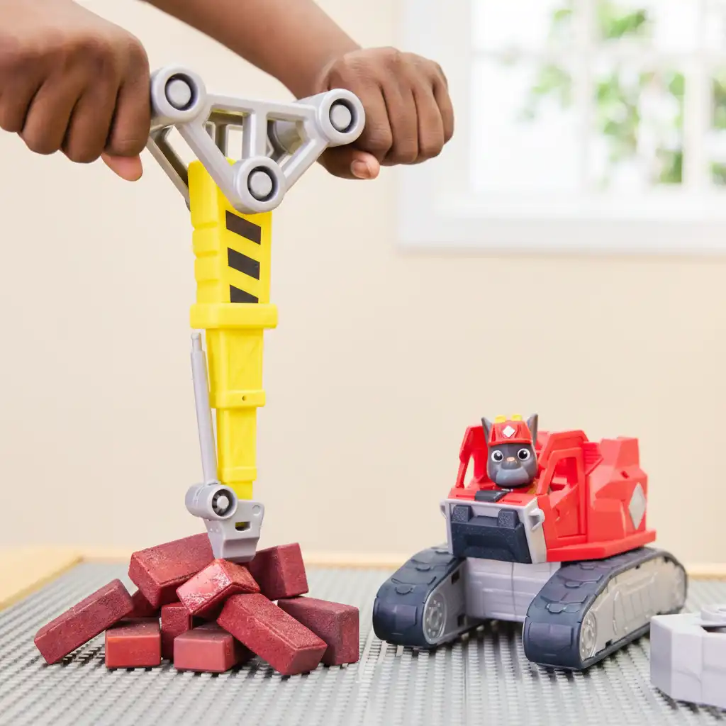 Develop fine Motor skills thanks to easily interchangeable tools.