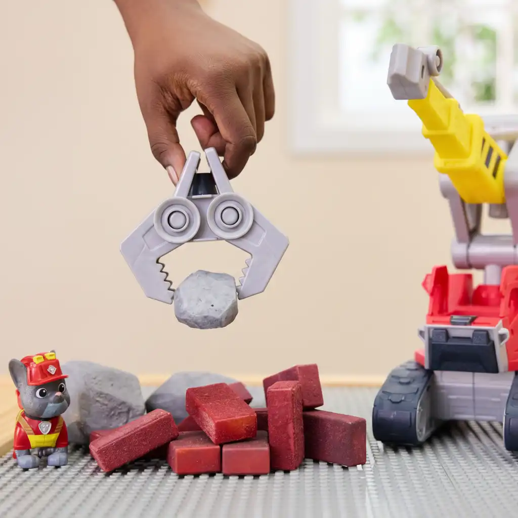Discover new playing possibilities with the crane indoors and outdoors.
