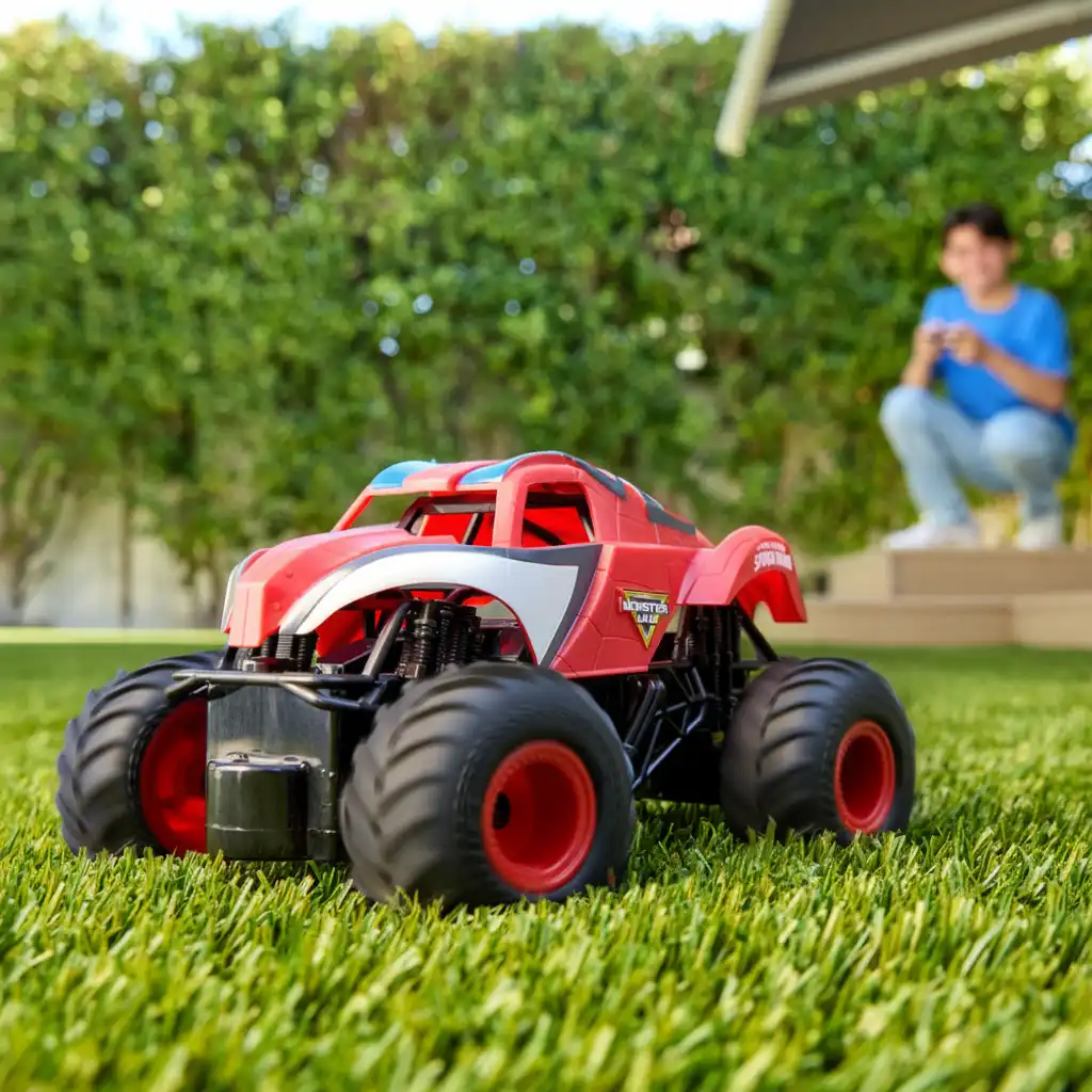 Create your own stunt track for the Spider-Man truck.