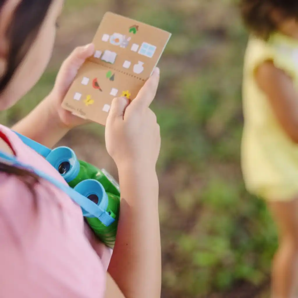 Gain a sense of direction thanks to the built-in functional compass