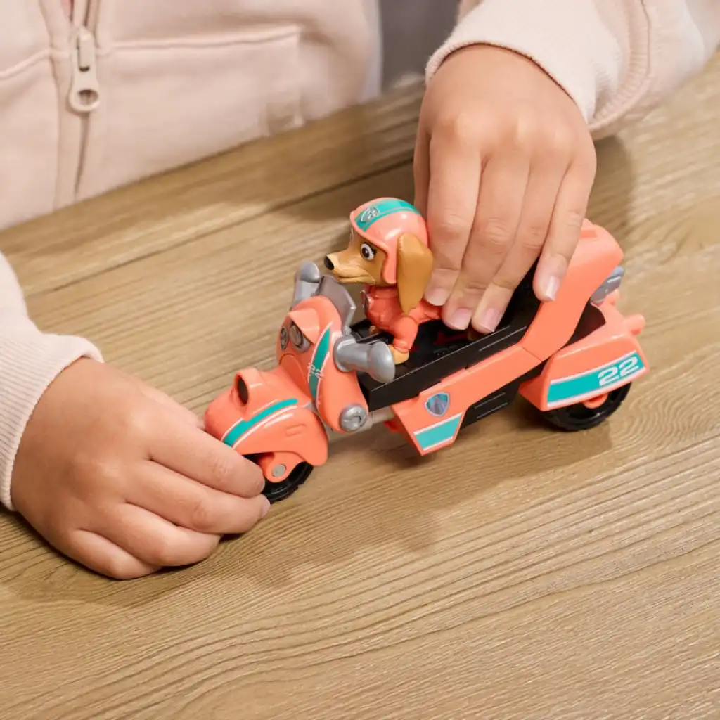 Smooth ride thanks to the truly functional wheels of the vehicle.