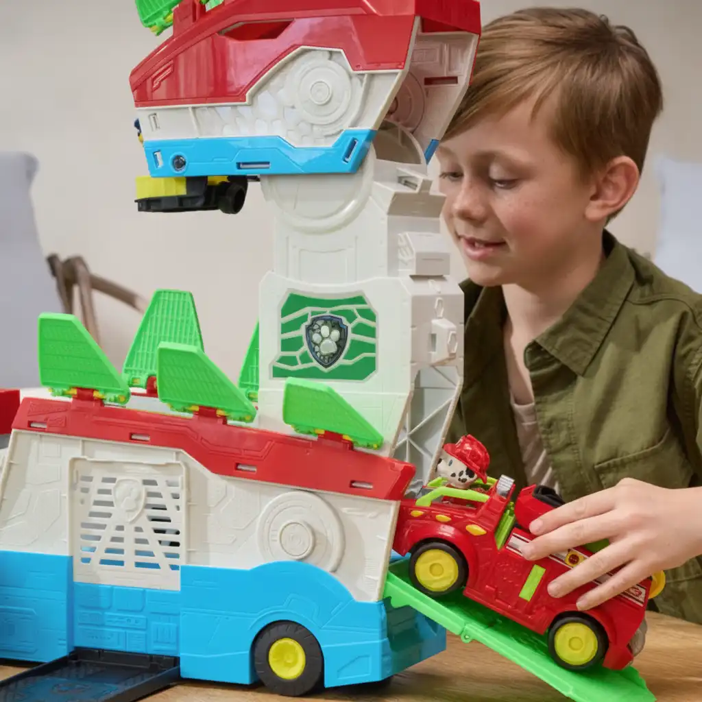 Discover all the ways to play with the expandable headquarters.