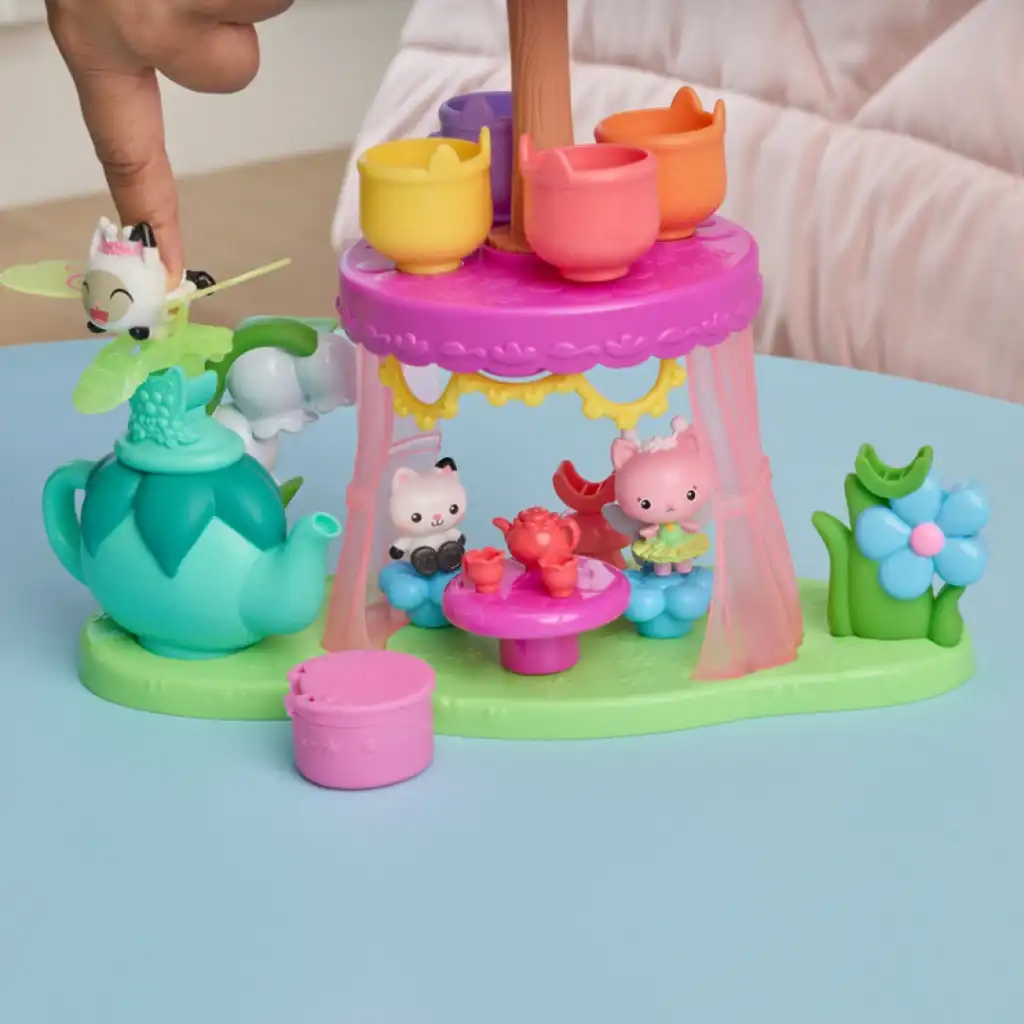 Discover all the secrets of the magical tea set with Gabby.