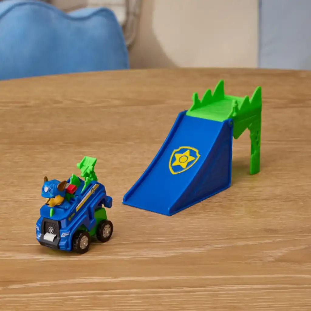 Discover new ways to play with the acrobatic ramp and Chase.