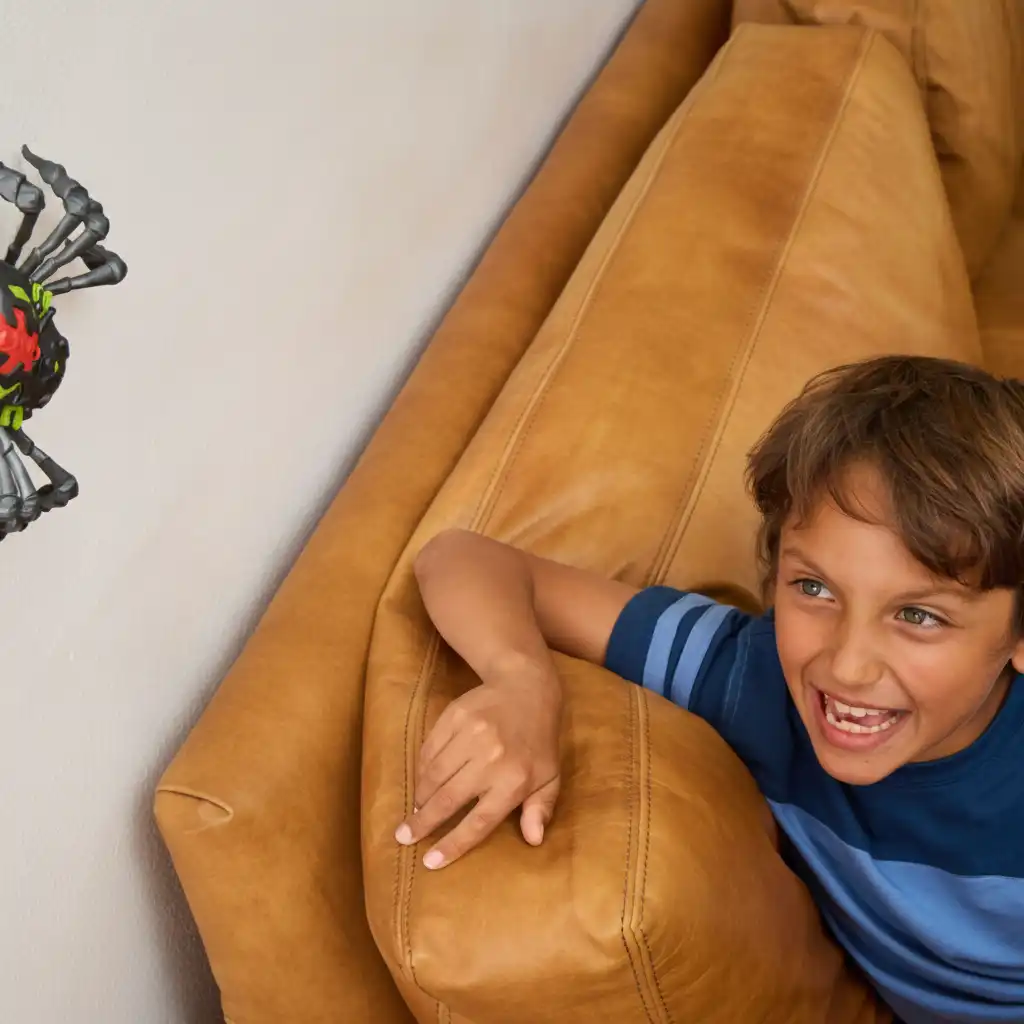 Surprise your surroundings with incredible climbing on vertical surfaces.