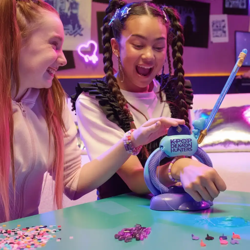 Easy bracelet making thanks to the innovative threading pen.