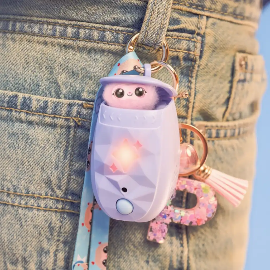 Connect your Peekimo with others and watch their communication.